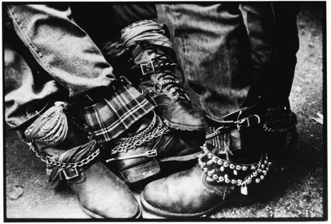 edward-colver-copyright-1980-boots-at-oki-dog-after-punk-show-in-at-the-starwood